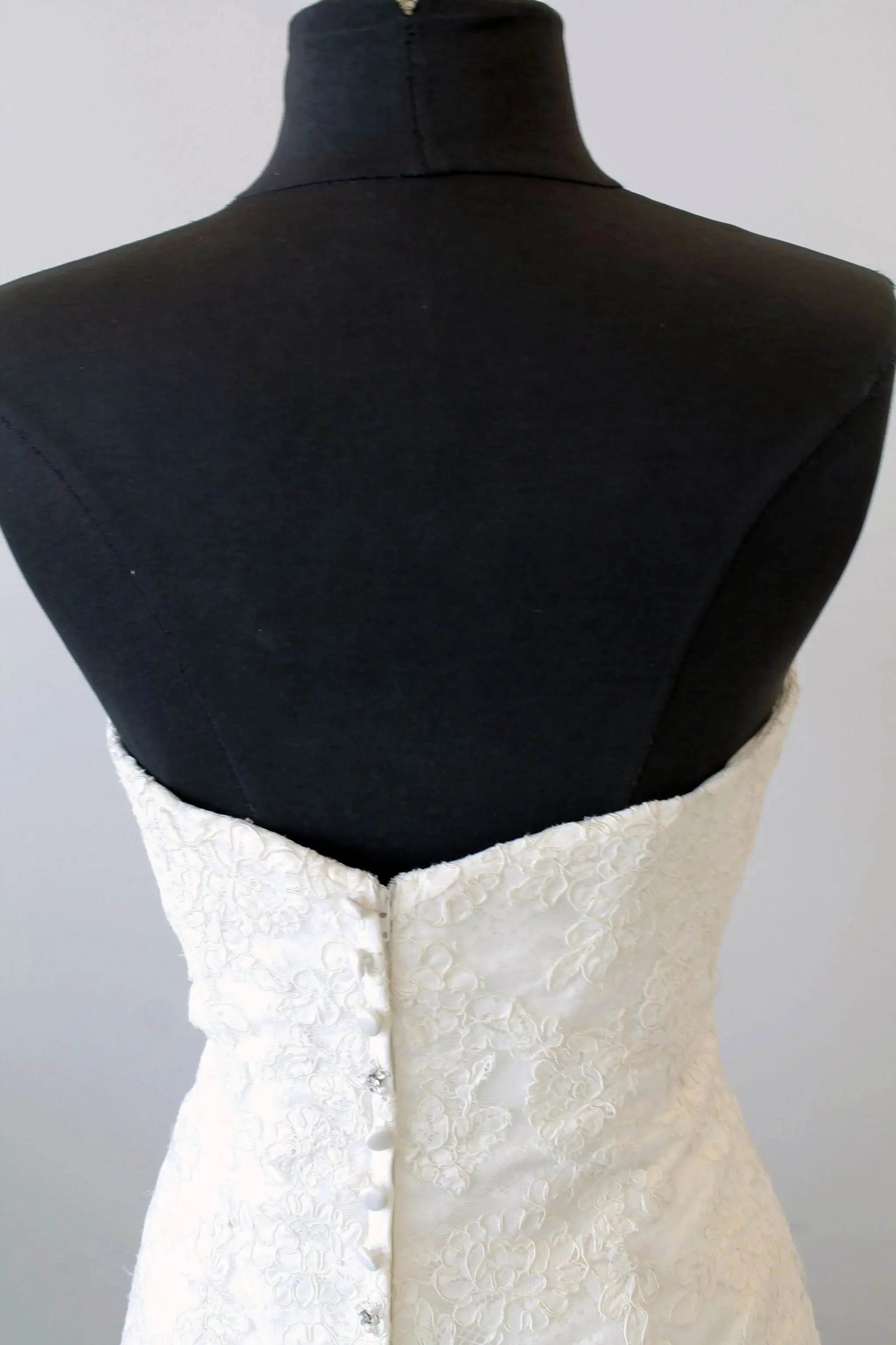 Buttoned Sweetheart Lace Wedding Dress with Chapel Train P033