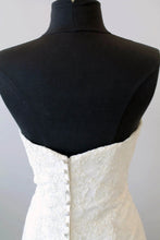 Load image into Gallery viewer, Buttoned Sweetheart Lace Drop Waist Wedding Dress with Chapel Train P033