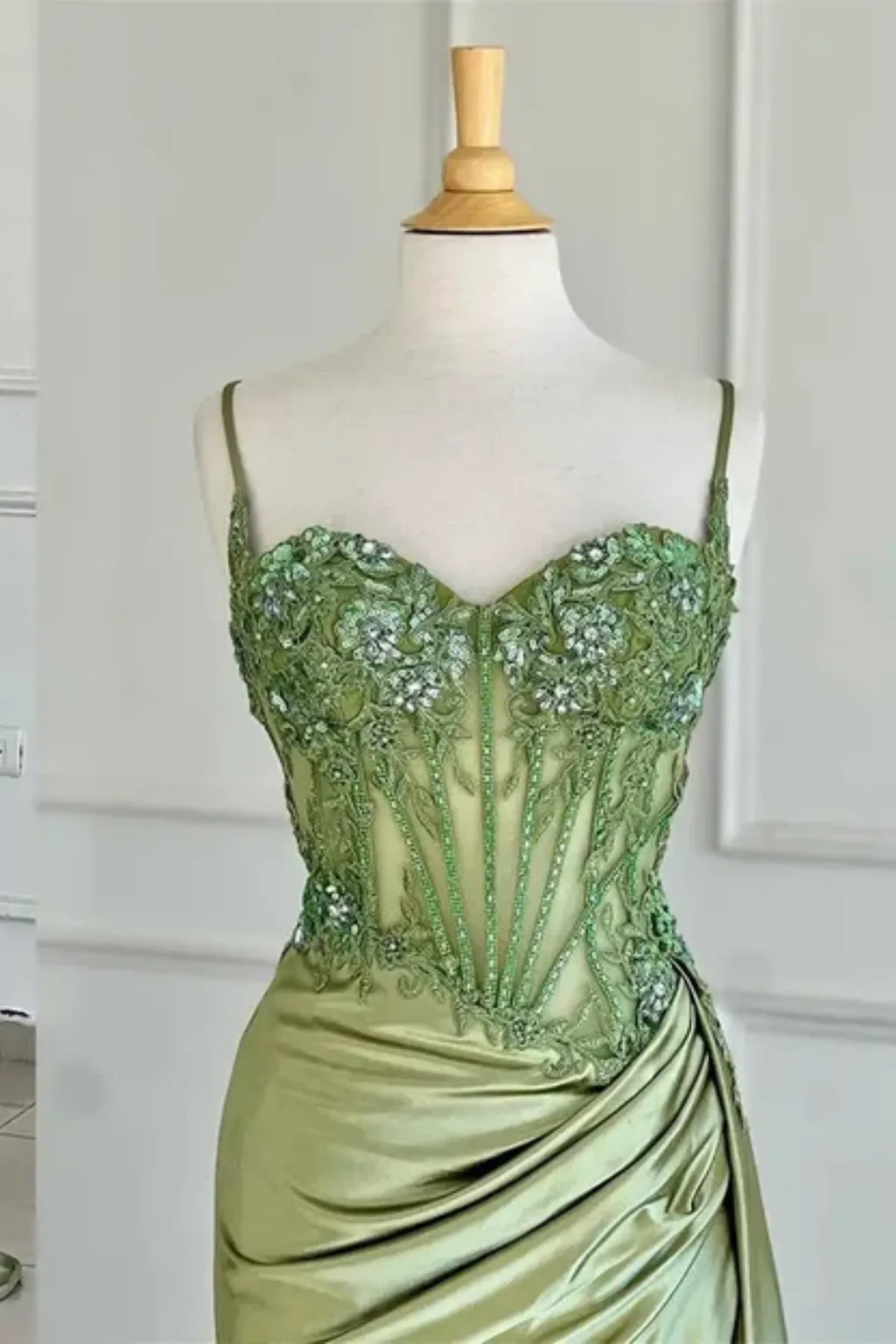 sequined and sheer fishbones details of the green prom dress