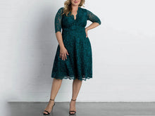 Load image into Gallery viewer, Emerald Green Knee Length Mother of The Bride Dress with Half Sleeves