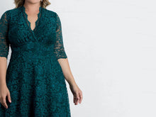 Load image into Gallery viewer, Emerald Green Knee Length Mother of The Bride Dress with Half Sleeves