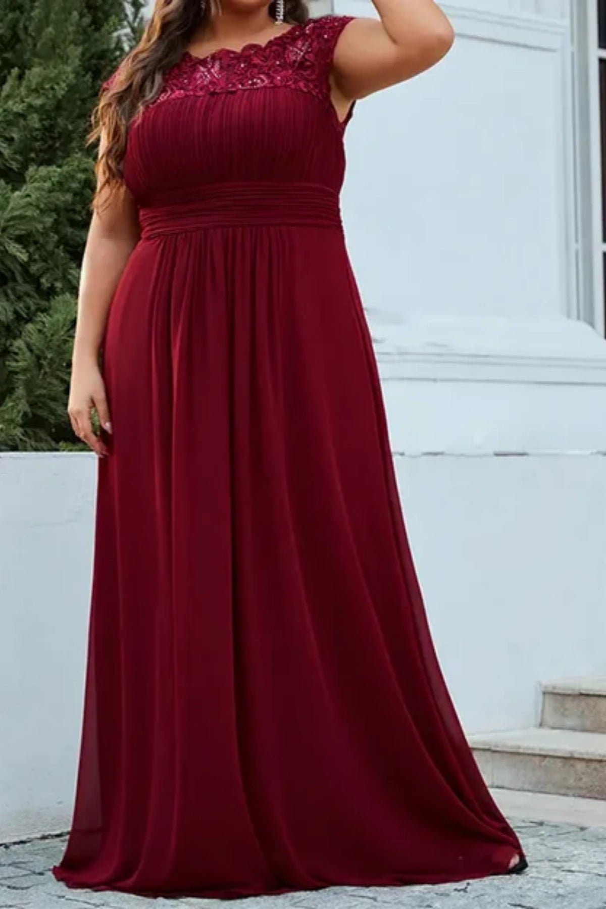 Emerald Green Bridesmaid Dresses with Pleated Design and Lace Cap Sleeves