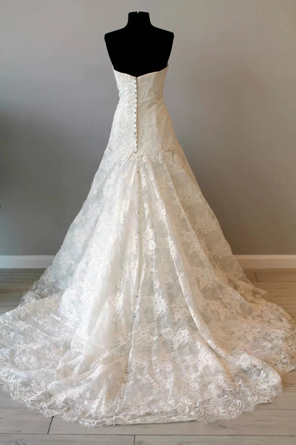 Buttoned Sweetheart Lace Wedding Dress with Chapel Train P033
