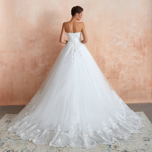 Floral Appliques Lace Sweetheart Wedding Gowns with Train