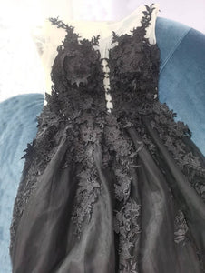 Black Tulle Gothic Wedding Dresses Sideslit with Veil Halloween Appliqued Wedding Gowns - promboutiqueonline